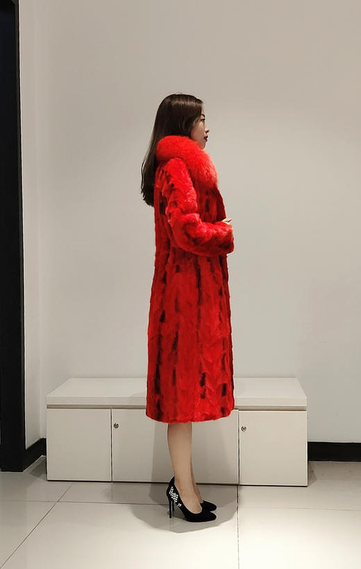 206PC091--红色狐狸毛拼貂毛款皮大衣--《冬季时尚系列》 商品图1