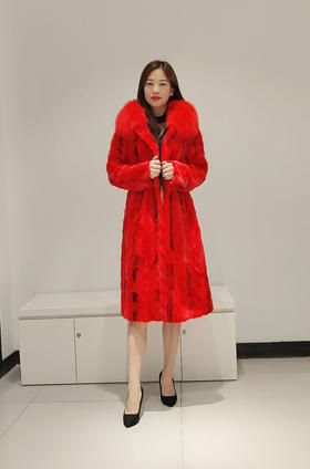 206PC091--红色狐狸毛拼貂毛款皮大衣--《冬季时尚系列》