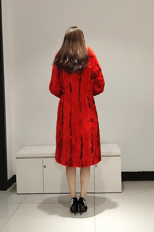 206PC091--红色狐狸毛拼貂毛款皮大衣--《冬季时尚系列》 商品图2