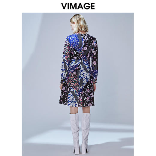 VIMAGE纬漫纪品牌女装春季新款个性印花时尚收腰A字连衣裙V1407004 商品图3