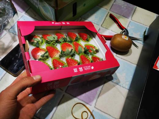 奶油草莓一盒88元一盒15颗装