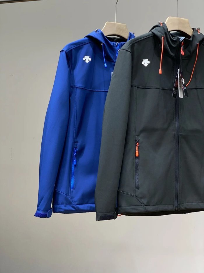 descent迪桑特户外内里加绒连帽软壳户外冲锋衣