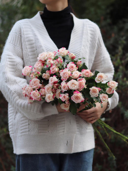 多头玫瑰折射【少女的眼，应该满怀清明大意和温柔阳光】简小姐精选 新品温柔渐变粉色多头玫瑰 折射9+1枝（防花损） 2束包邮 下单72小时发货 商品图2