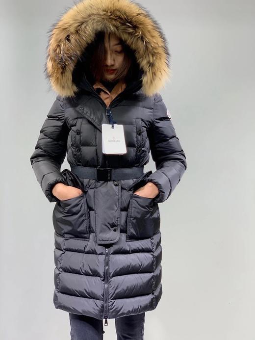 点此购买 蒙口女款修身束腰大毛长款领羽绒服 十一165736