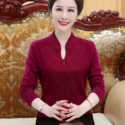BY-627677158129妈妈冬装纯羊绒大码洋气针织打底衫中老年女装v领加厚毛衣 商品图3