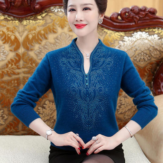 BY-627677158129妈妈冬装纯羊绒大码洋气针织打底衫中老年女装v领加厚毛衣 商品图0