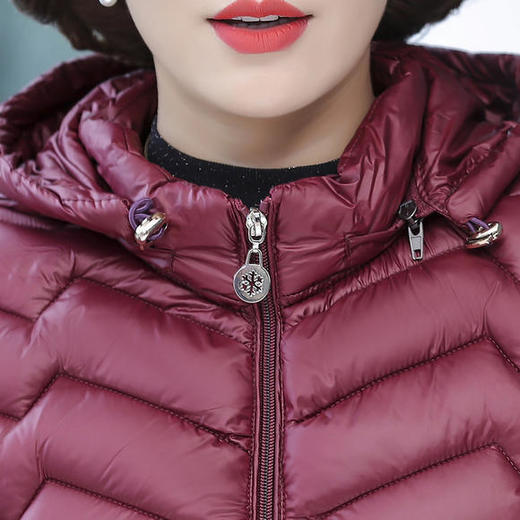 LH-633冬季爆款绣花中老年妈妈装绣花加厚保暖棉服可脱卸帽棉衣 商品图3