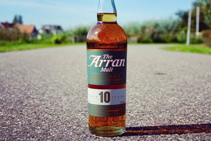 为了维持酒款颜色的一致性,威士忌允许添加少量焦糖来调节酒液颜色.