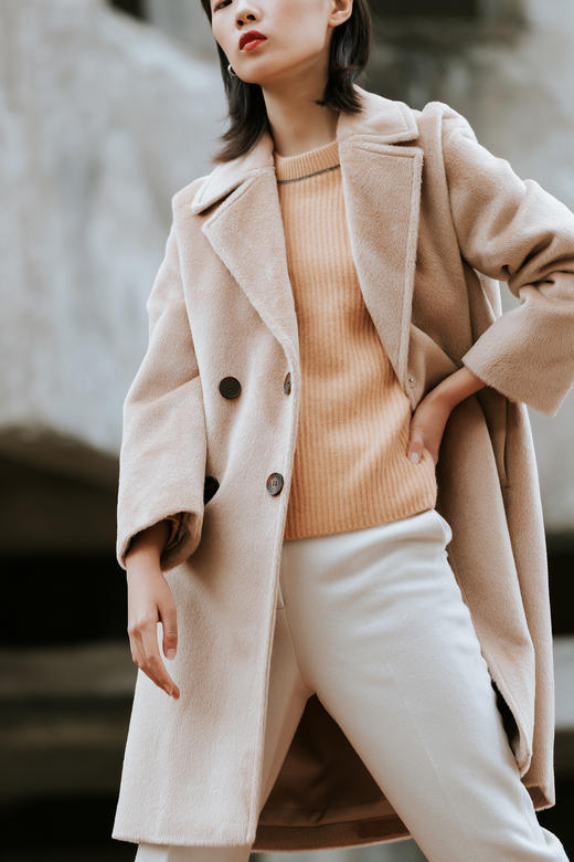 浅驼色短绒羊驼毛西装领大衣
