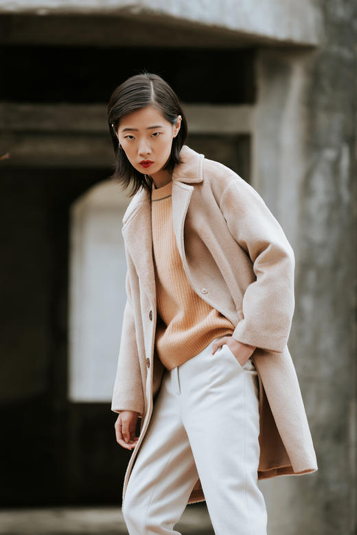 浅驼色短绒羊驼毛西装领大衣