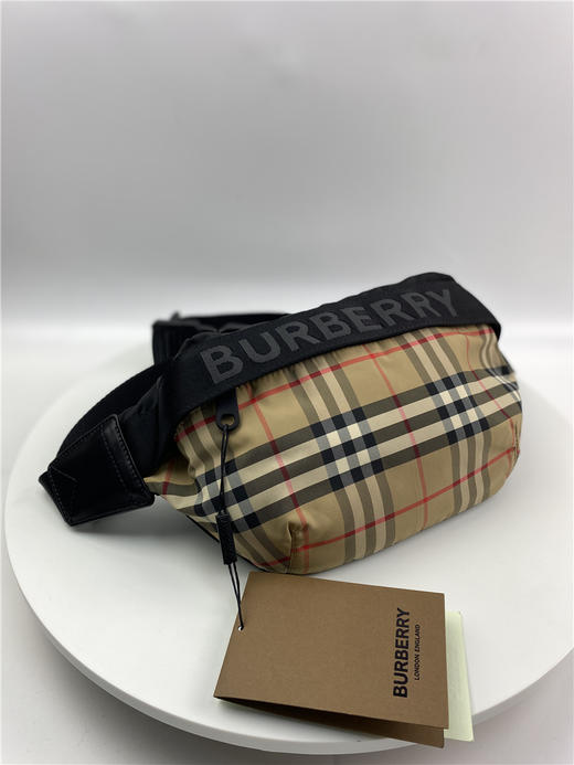 巴宝莉复刻谁家厉害(巴宝莉腰包复刻)-第1张图片-潮百科