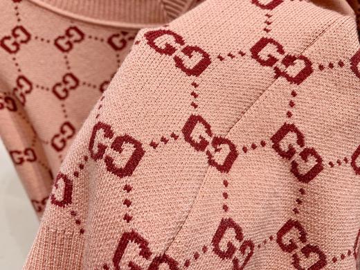 点此购买 gucci女款粉色v领满印毛衣针织衫 青166279