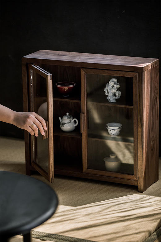 胡桃木茶柜带玻璃门