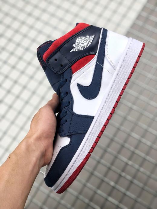 Air Jordan 1 Mid SE“ USA”独立日 这款配色采用白色皮革为基底，并配以海军蓝尼龙覆盖层与红色麂皮鞋帮细节点缀，色调上直击 USA 主题，质感则极其出众。 商品图0