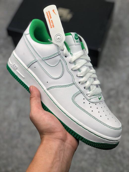 空军一号低帮百搭休闲运动板鞋。柔软、弹性十足的缓震性能和出色的中底设计，横跨复古与现代的外型结合，造就出风靡全球三十多年的Force 1，直到今天还深受青睐。 官方货号#CV1724-103 商品图0