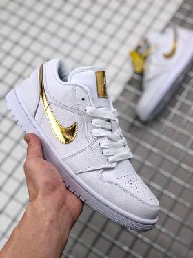 Air Jordan 1 Low 白金 整体选用白色皮革构建低筒鞋身，优质荔枝皮的呈现让其颇具质感