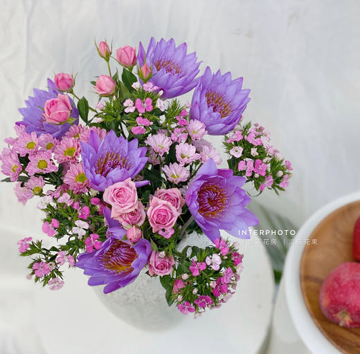 【稳稳的幸福】紫色睡莲6 粉色多头玫瑰2 粉色小雏菊2 粉色相思梅4（夏木设计） 商品图0