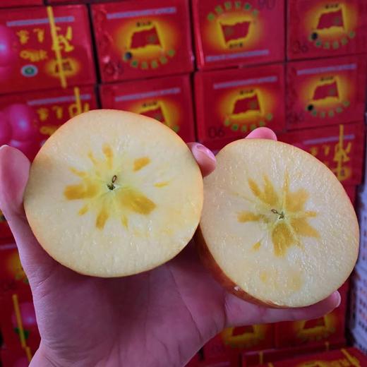 新疆阿克苏冰糖心苹果产地🏷️#正宗红旗坡🚩，每个苹果出园都要农户都签名，我们只卖正宗阿克苏苹果一般的苹果，只有14%的甜。而阿克苏苹果因果核附近糖分大量堆积，糖度高达18%以上 商品图0