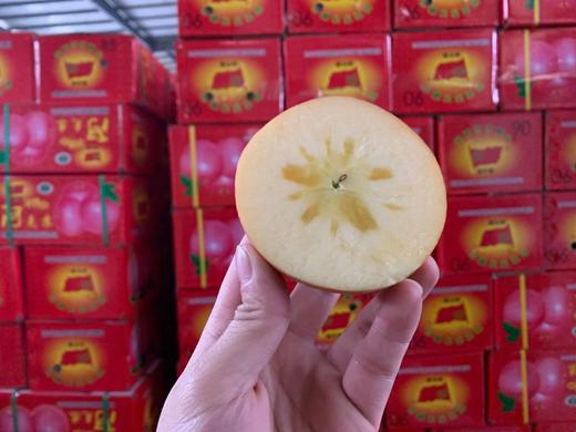 新疆阿克苏冰糖心苹果产地🏷️#正宗红旗坡🚩，每个苹果出园都要农户都签名，我们只卖正宗阿克苏苹果一般的苹果，只有14%的甜。而阿克苏苹果因果核附近糖分大量堆积，糖度高达18%以上 商品图2