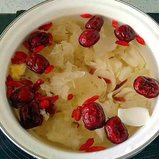 【下单后72小时左右发货】甘肃 兰州 6年生4头皇 鲜百合700g左右 色泽洁白如玉，肉质肥厚，香糯甘甜。食法丰富又美味营养，可烹甜食，可炒食、煮食或作清凉饮料。 商品图5