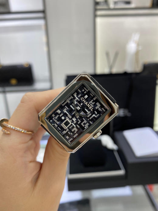 香奈儿boy·friend系列 tweed腕表灰色调斜纹软呢图案表盘,日期显示盘