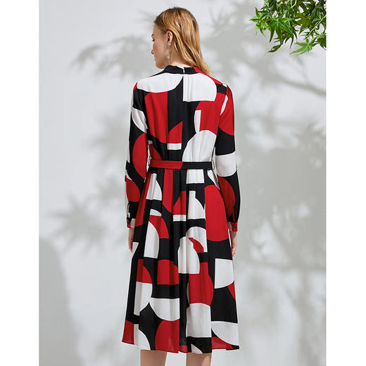 EITIE爱特爱春季新款气质半高领时尚几何撞色印花收腰连衣裙6107801 商品图4