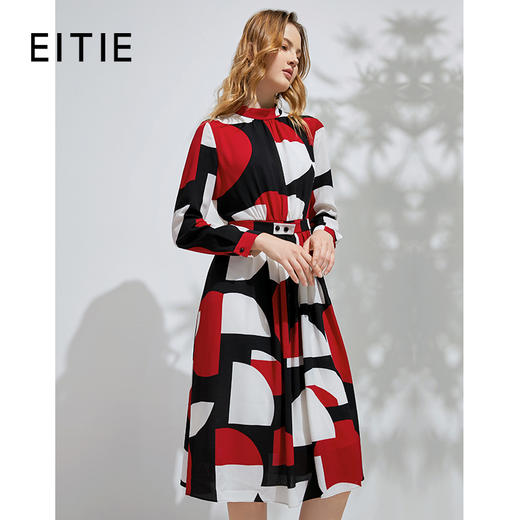 EITIE爱特爱春季新款气质半高领时尚几何撞色印花收腰连衣裙6107801 商品图0