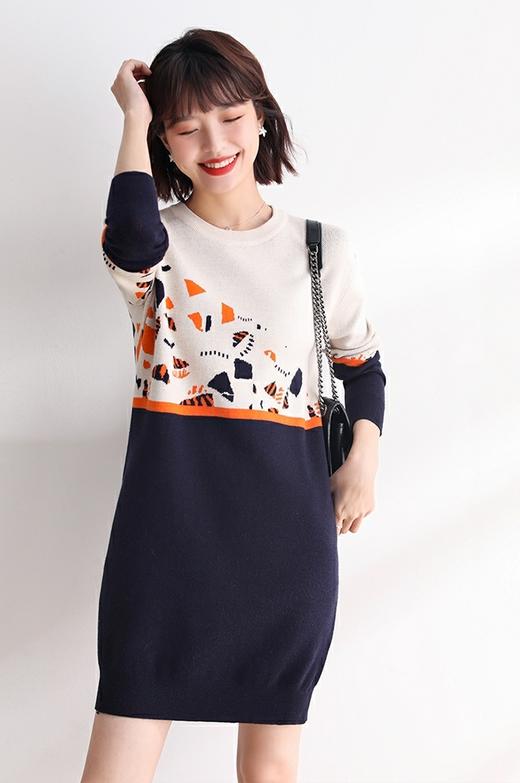 【都市魅力】圆领拼色针织印花毛衣裙 - 依琳勒芙