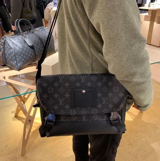 点此购买lv男士黑色老花斜跨邮差包尚166902