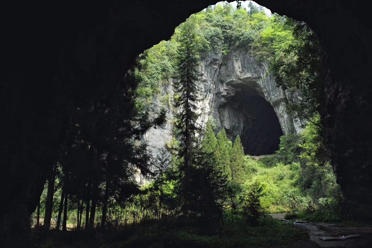 行走在有回声的山洞,黑暗的需要开手电筒的山洞,每一个都很特别.
