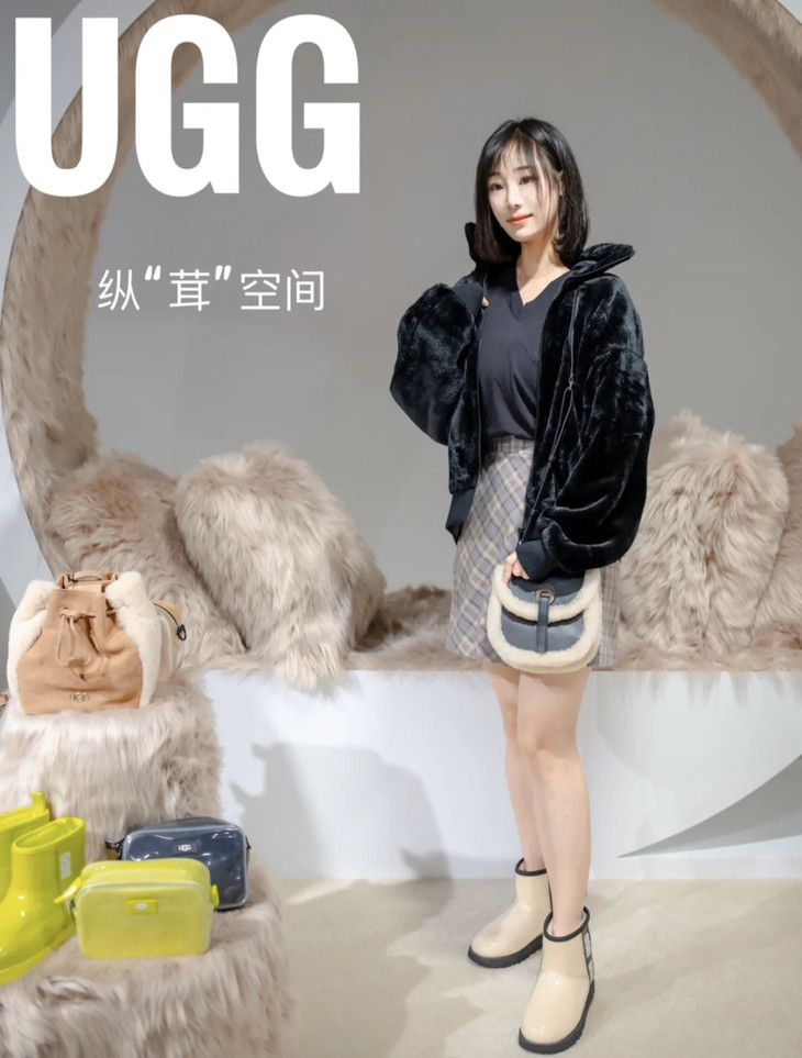 现货宝藏防水ugg周冬雨同款classicclearmini果冻靴