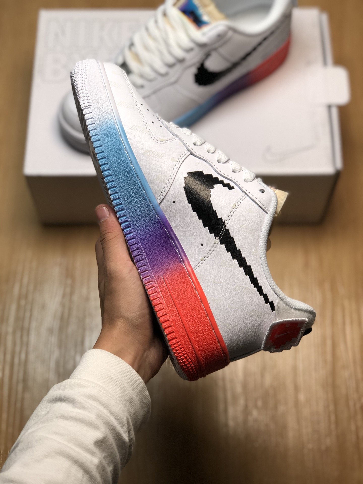 NIKE AIR FORCE 1 '07 空军一号  电玩英雄联盟皮肤休闲板鞋 印有夜光材质的 Mini Swoosh Logo 与 “JUST DO IT” 标语，在黑暗中显得格外醒目