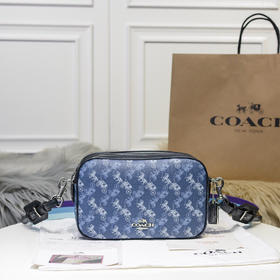 秋冬特价💰460 COACH蔻驰 女士经典马车图案双拉链相机包91109 彩色宽肩带，马车标印花，超大容量。整体造型青春洋溢，潮极了！尺寸：24*15*8cm