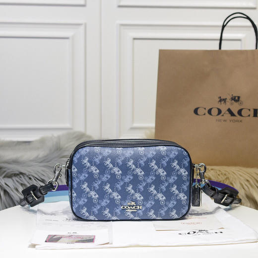 秋冬特价💰460 COACH蔻驰 女士经典马车图案双拉链相机包91109 彩色宽肩带，马车标印花，超大容量。整体造型青春洋溢，潮极了！尺寸：24*15*8cm 商品图0