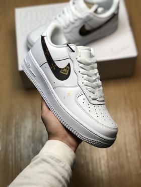 海外发售 Air Force1 LOW'07 为庆祝其成立20周年，特以WHIZ LIMITED原创字母为特色携手日本潮流品牌WHIZ LIMITED 联名定制。