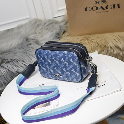 秋冬特价💰460 COACH蔻驰 女士经典马车图案双拉链相机包91109 彩色宽肩带，马车标印花，超大容量。整体造型青春洋溢，潮极了！尺寸：24*15*8cm 商品图1