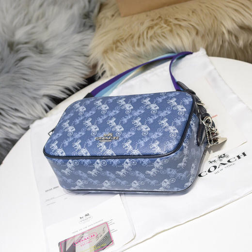 秋冬特价💰460 COACH蔻驰 女士经典马车图案双拉链相机包91109 彩色宽肩带，马车标印花，超大容量。整体造型青春洋溢，潮极了！尺寸：24*15*8cm 商品图3