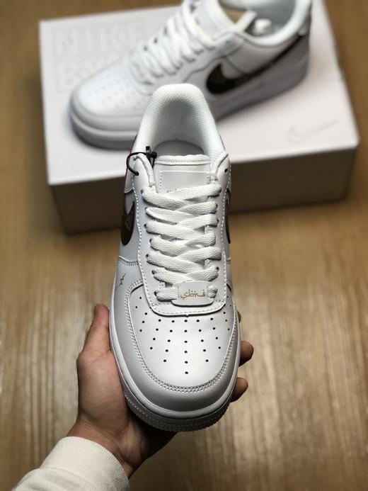 海外发售 Air Force1 LOW'07 为庆祝其成立20周年，特以WHIZ LIMITED原创字母为特色携手日本潮流品牌WHIZ LIMITED 联名定制。 商品图2