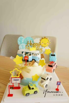 「男孩」飞翔的巴士车