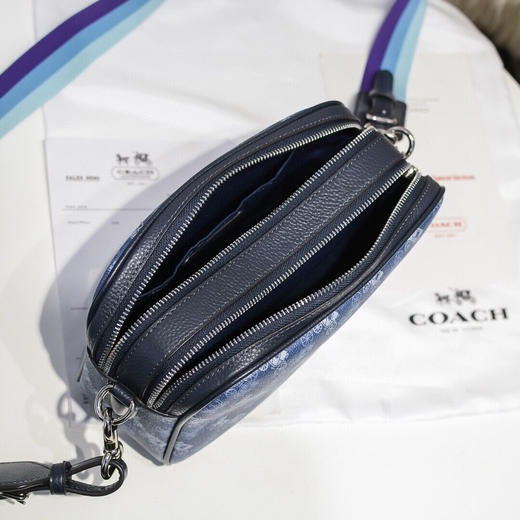 秋冬特价💰460 COACH蔻驰 女士经典马车图案双拉链相机包91109 彩色宽肩带，马车标印花，超大容量。整体造型青春洋溢，潮极了！尺寸：24*15*8cm 商品图7