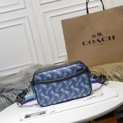 秋冬特价💰460 COACH蔻驰 女士经典马车图案双拉链相机包91109 彩色宽肩带，马车标印花，超大容量。整体造型青春洋溢，潮极了！尺寸：24*15*8cm 商品图2