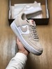 耐克 Nike Air Force 1 ’07 LV8 Light Bone 米白 空军一号低帮百搭休闲运动板鞋。柔软、弹性十足的缓震性能和出色的中底设计 商品缩略图0