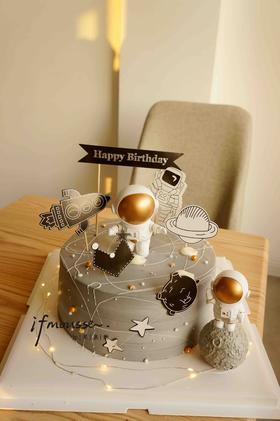 「男孩」深灰色宇航员