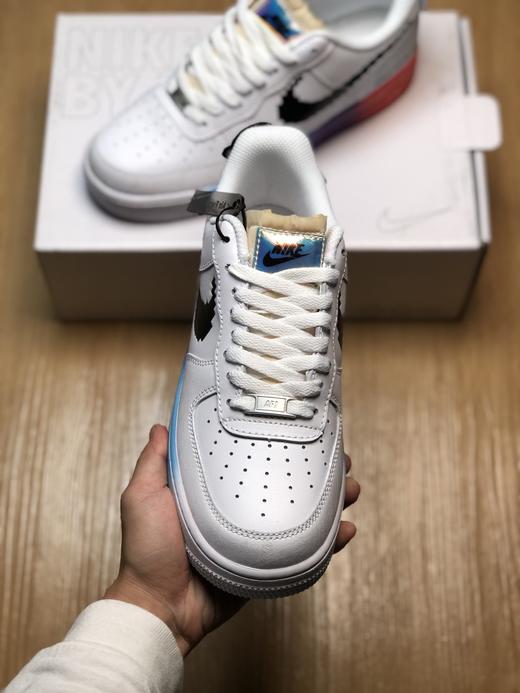 NIKE AIR FORCE 1 '07 空军一号  电玩英雄联盟皮肤休闲板鞋 印有夜光材质的 Mini Swoosh Logo 与 “JUST DO IT” 标语，在黑暗中显得格外醒目 商品图2