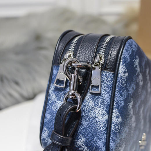 秋冬特价💰460 COACH蔻驰 女士经典马车图案双拉链相机包91109 彩色宽肩带，马车标印花，超大容量。整体造型青春洋溢，潮极了！尺寸：24*15*8cm 商品图5