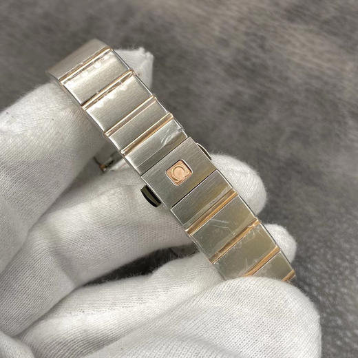 8848F厂岀品欧米茄星座系列，24毫米 搭载原版欧米茄1376专用机芯优势1，真钻一级贝母字面2，表带工艺还原专柜，更舒适，工艺目前为止独家3，表带18K金盾牌，还原专柜，比市场更逼真，四个角无缝 商品图9