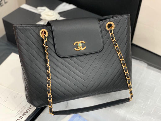 秋冬特价💰1290 原单香奈儿 CHANEL 尺寸：32X22X13CM 2020年秋冬新款92905 V字购物袋，原版牛皮制作 商品图1