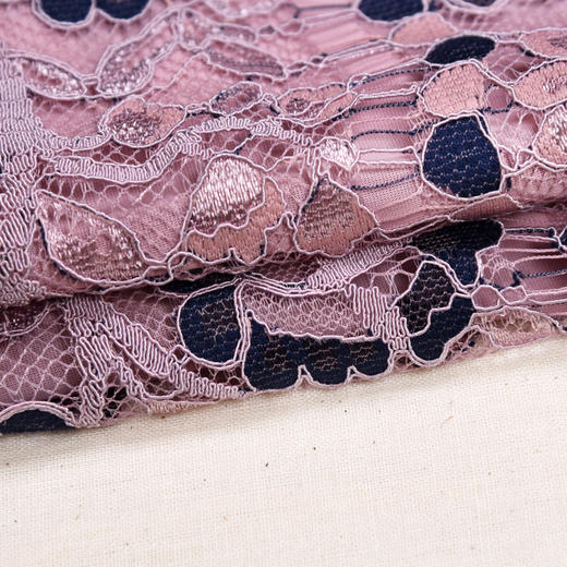 圣三利女装 新款法式优雅双色蕾丝镂空收腰散摆连衣裙SL2027139 商品图3