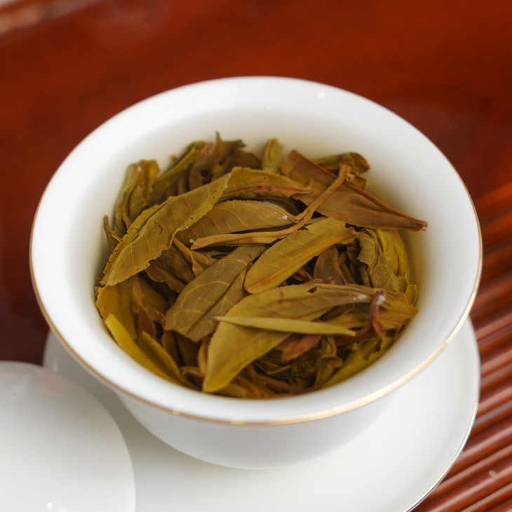 月色朦胧,将尘世的喧嚣,冲泡成手中的这一杯白莺山