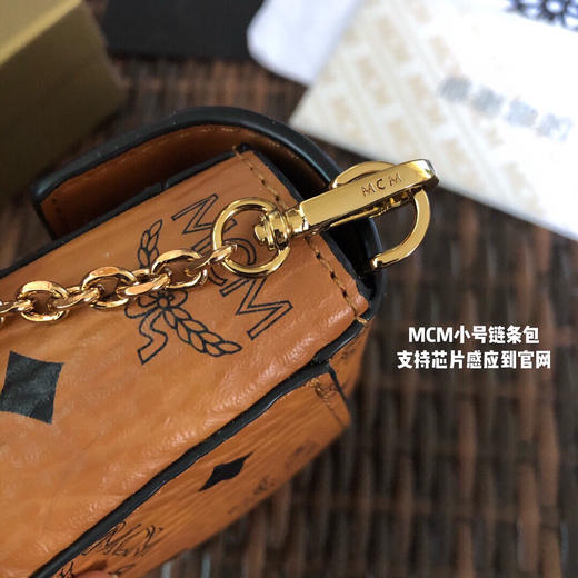 秋冬特价 500 原单品质mcm 茶色五金 芯片版 小号信封链条翻盖斜挎包512 采用轻盈的经典visetos材质制成 集时网